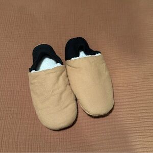 Women's nwot KoloTan and Black Slippers